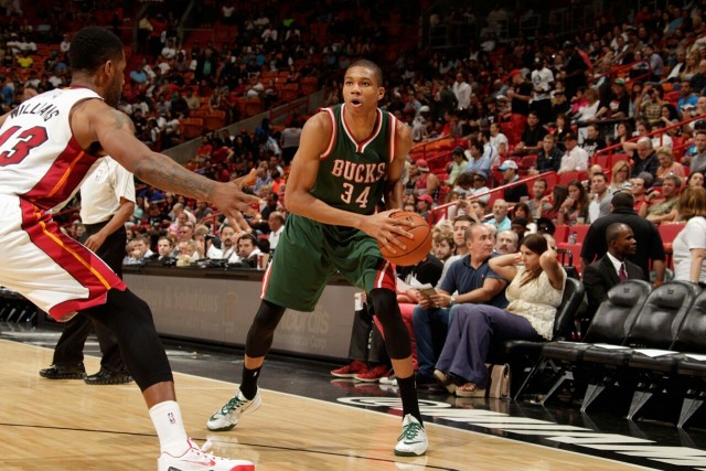 皮特森48分新疆取4连胜 林庭谦16分天津3连败